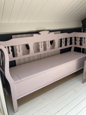 Oudroze houten klepbank
