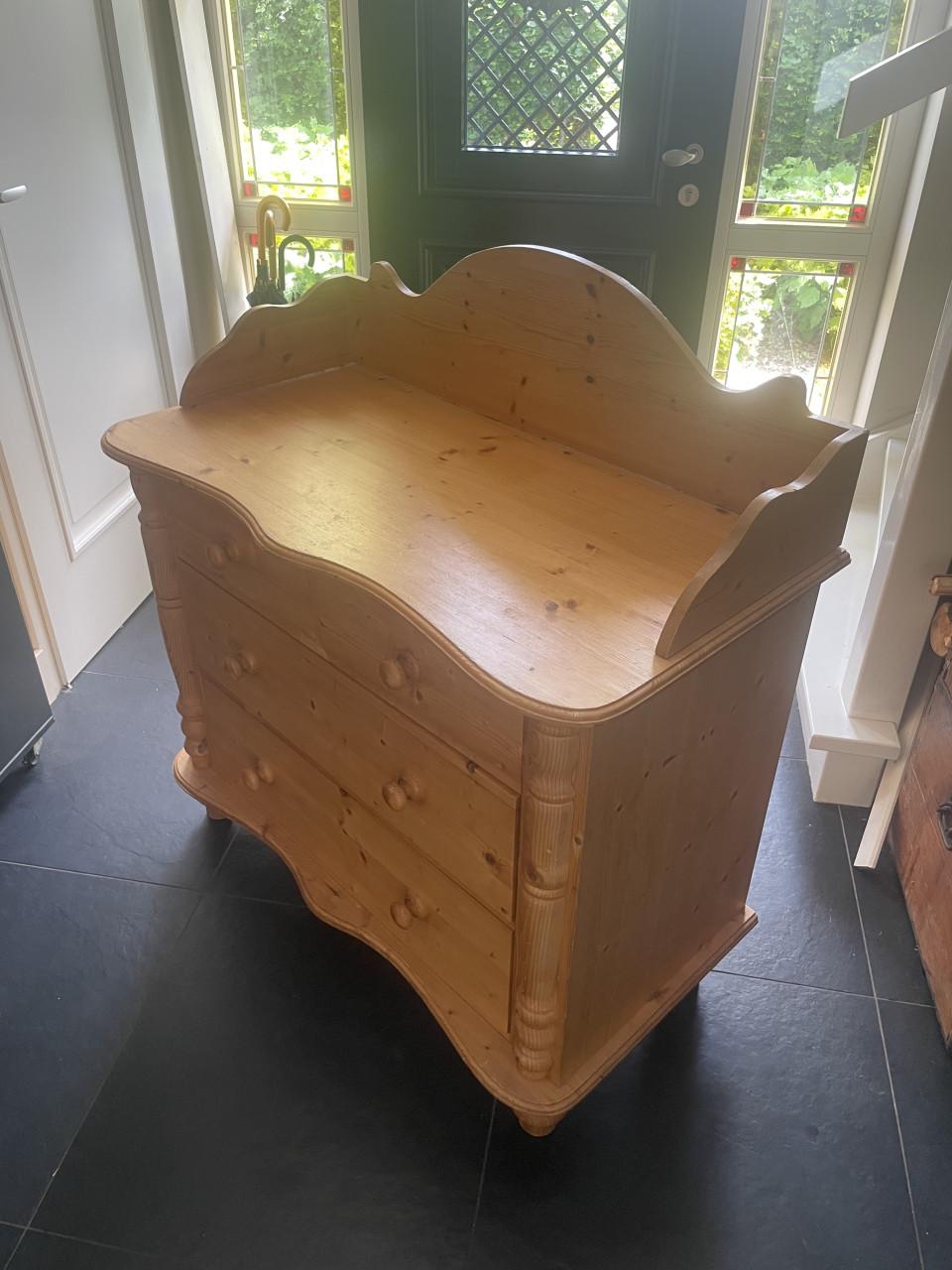 Grenenhout Commode