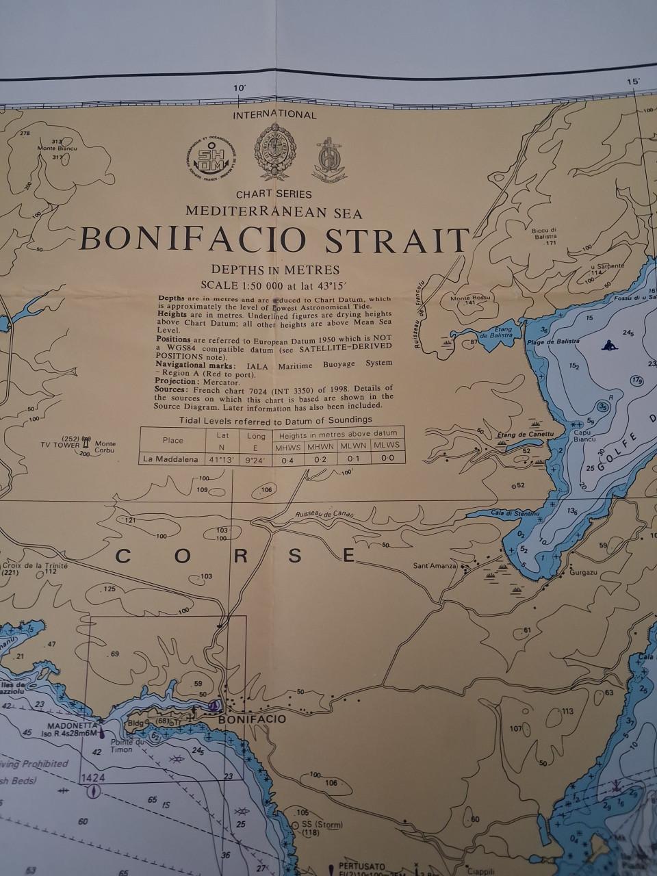 Verzameling zeekaarten.