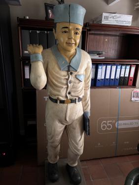 Vintage levensgroot houten beeld