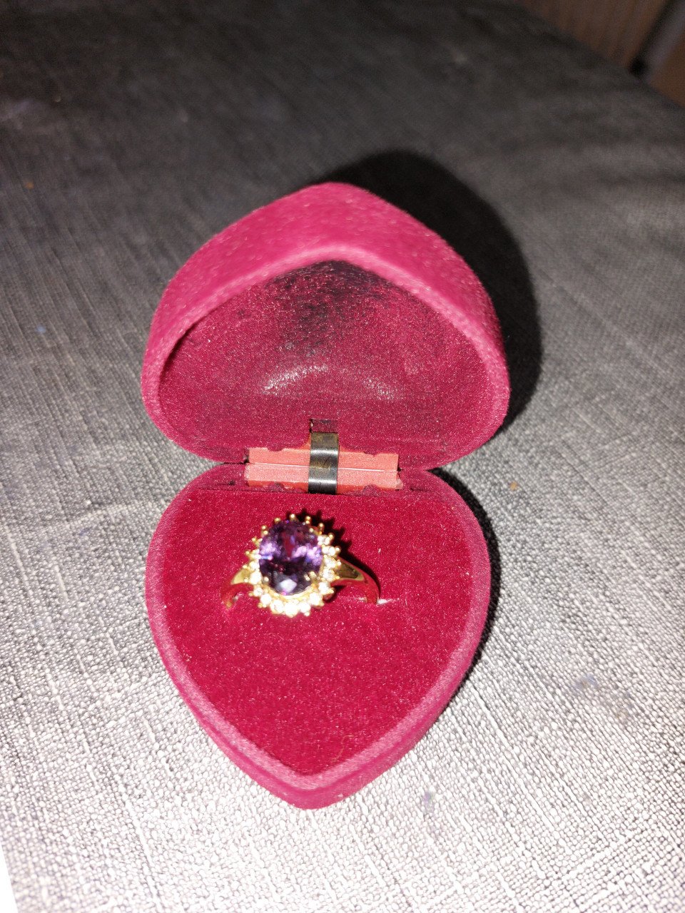 STALEN RING MET PAARSE ZIRCONIA STEEN. Mt 18 - 18,5