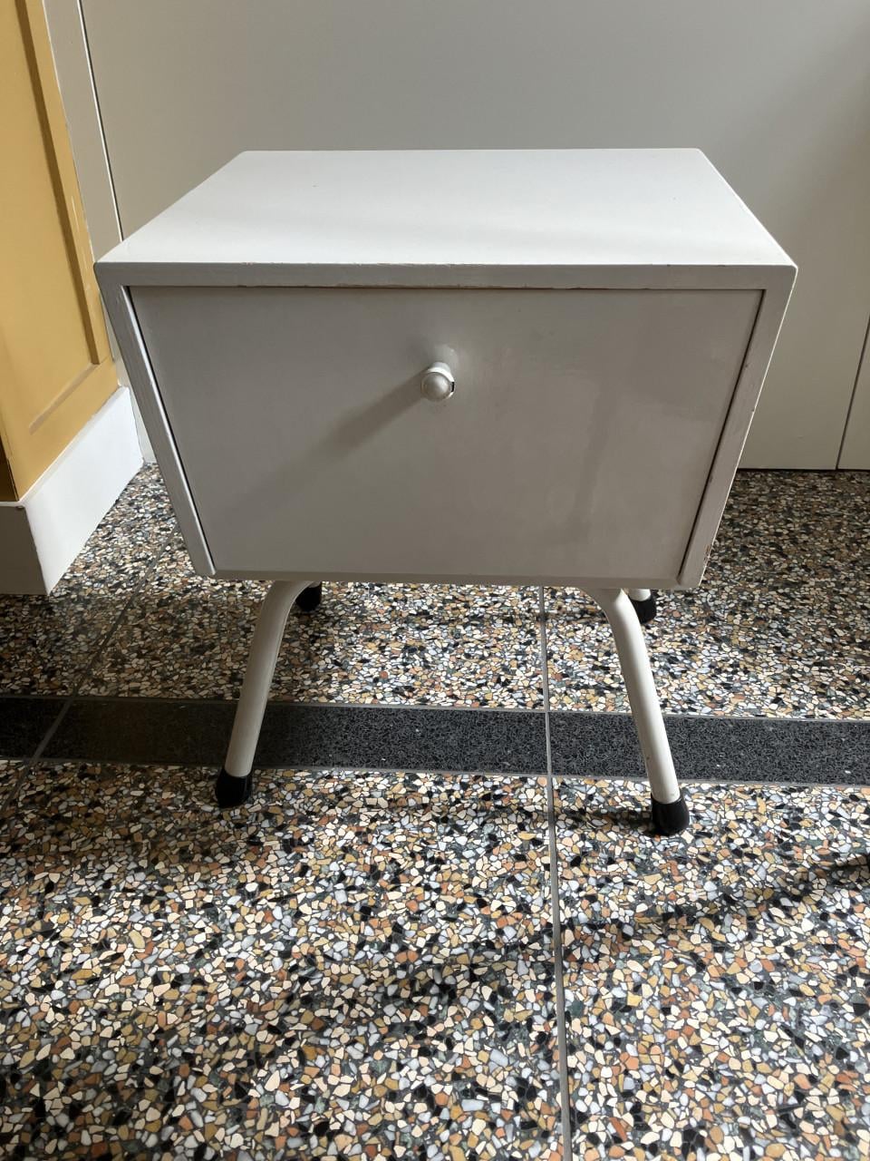 Vintage jaren 50 Auping (?) nachtkastje met 2 stoelen