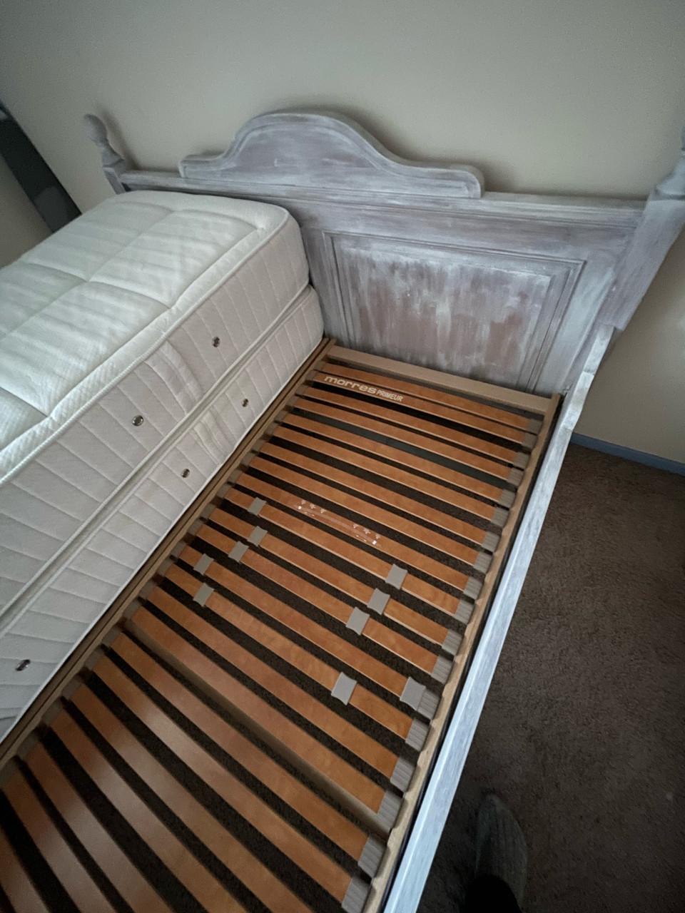 2 pers. whitewash (grenenhout) bed met matrassen en lattenbodems 200x160cm