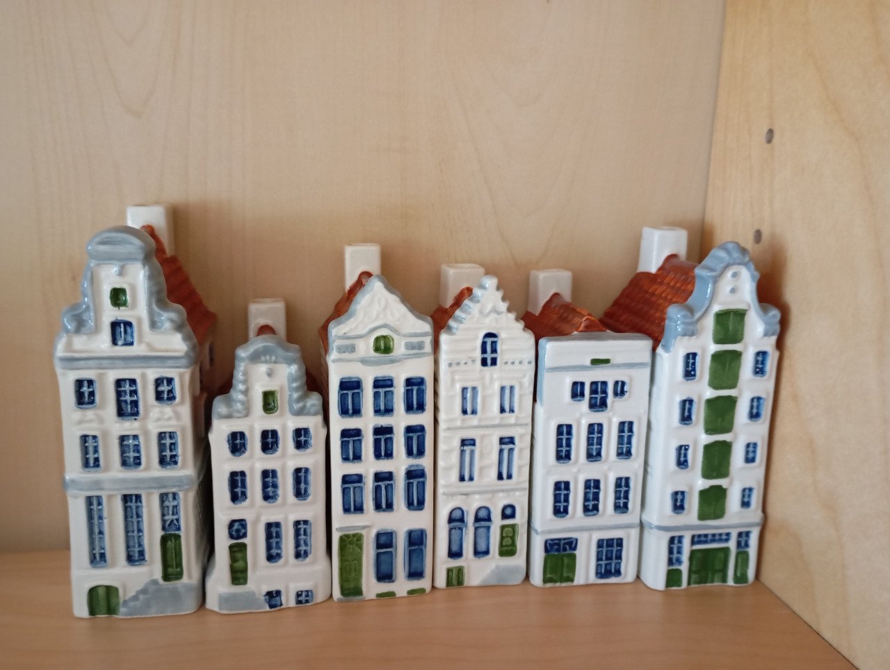 21 huisjes: 5 Lilliput Lane, 6 Amsterdamse grachten en 10 diversen.