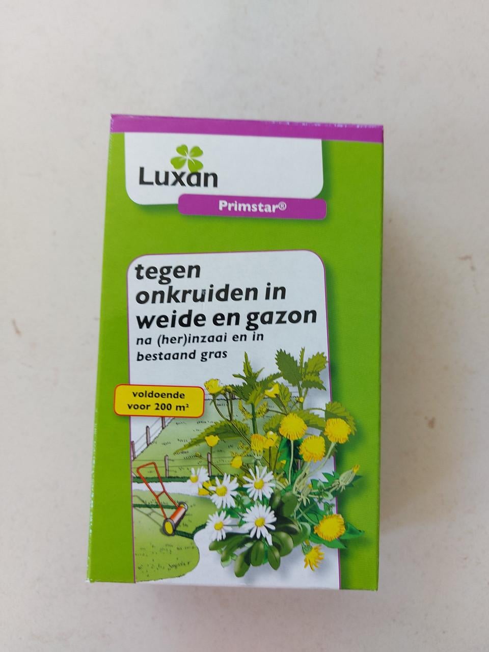 Middel onkruiden in weide en gazon