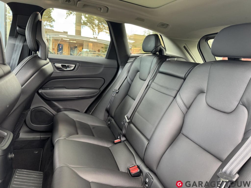 Volvo XC60 2.0 t8 twin engine awd inscription pano hud trekh