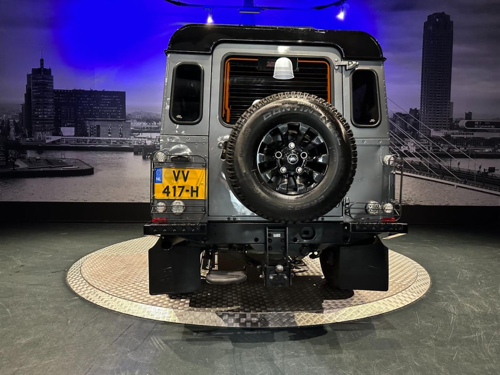 Land Rover Defender 2.4 td 110" x-tech dc *grijs kenteken 7 persoons*