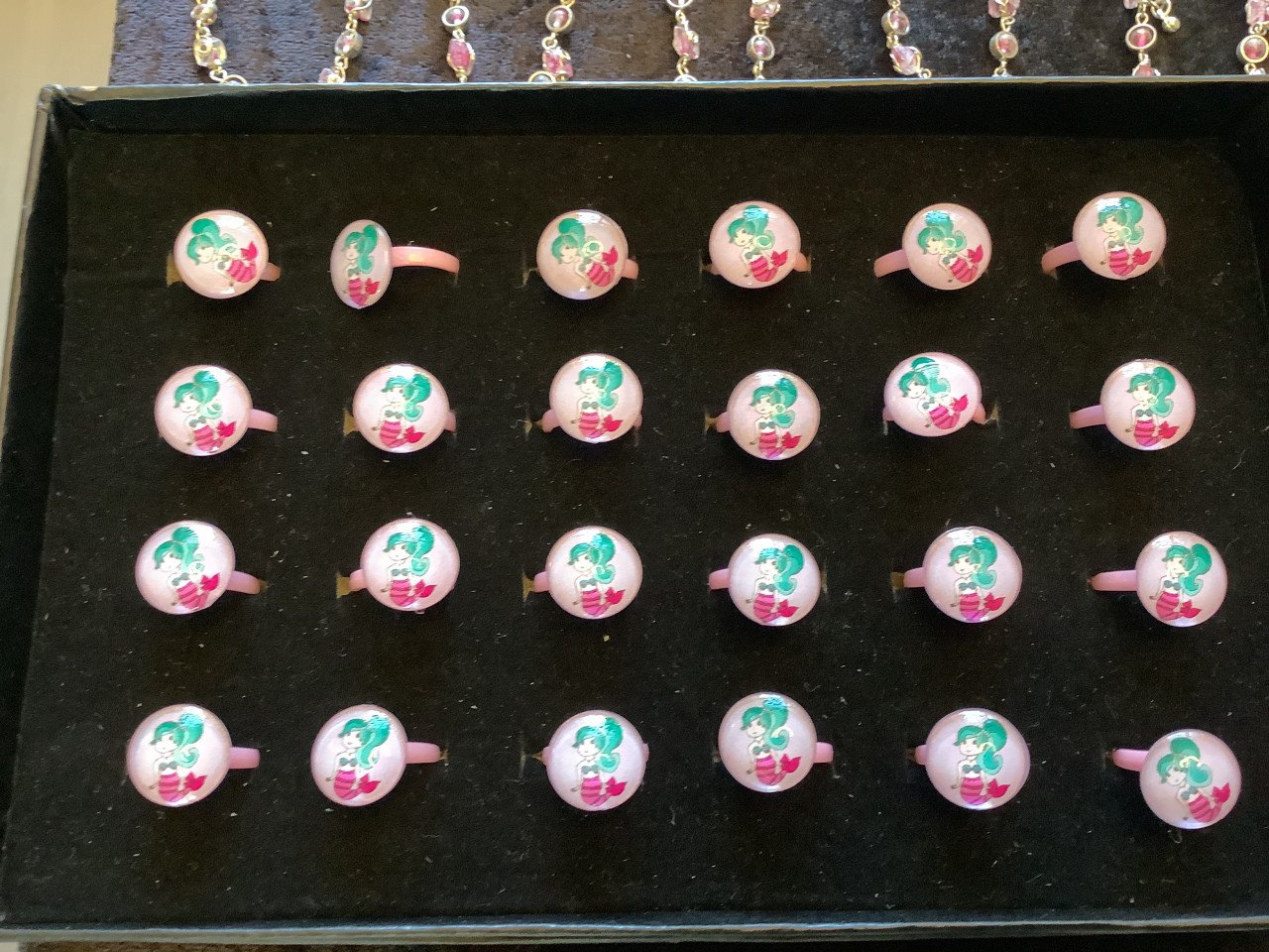 Partij kinder enkelbandjes en kinder ringen. ( partij 139)