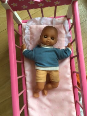 Poppenledikant, reiswieg met popje