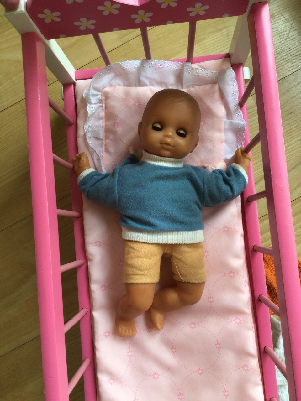 Poppenledikant, reiswieg met popje