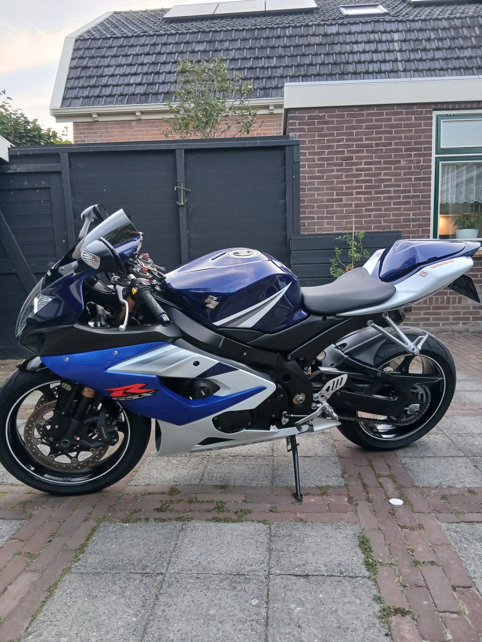 Suzuki gsx 1000 k5  gereserveerd