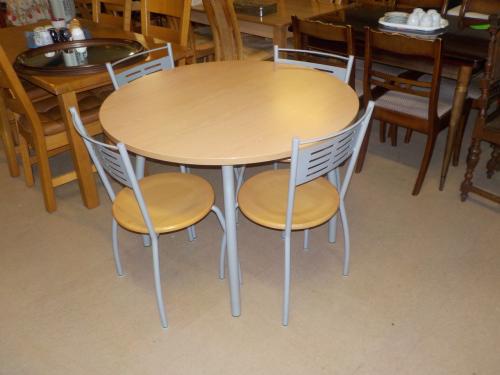 Beuken eettafel diameter 103 cm + 4 stoelen setprijs 95 euro zeer goede sta