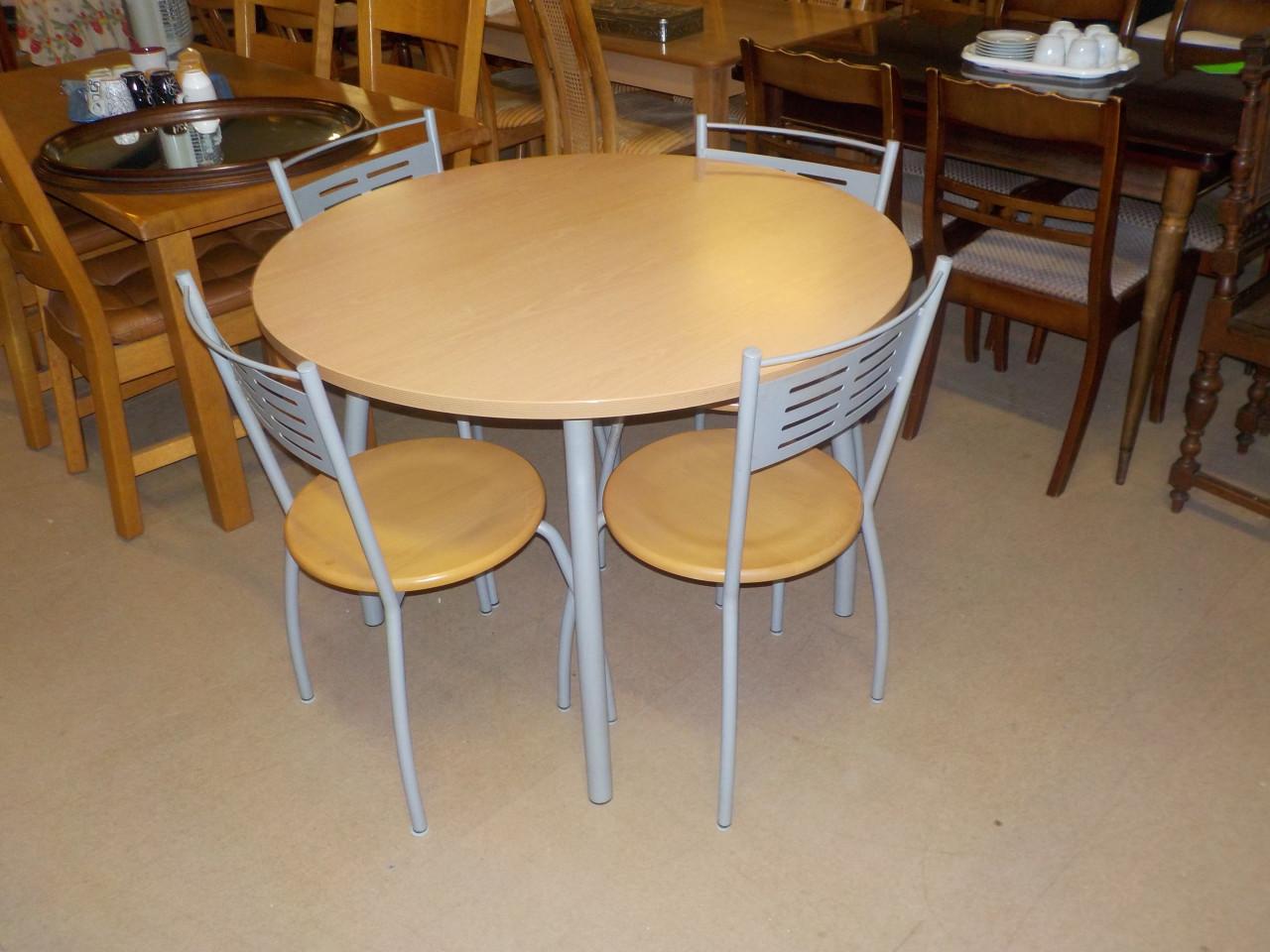 Beuken eettafel diameter 103 cm + 4 stoelen setprijs 95 euro zeer goede sta