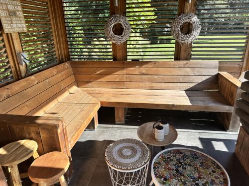Steigerhouten loungebank + 2 hockers
