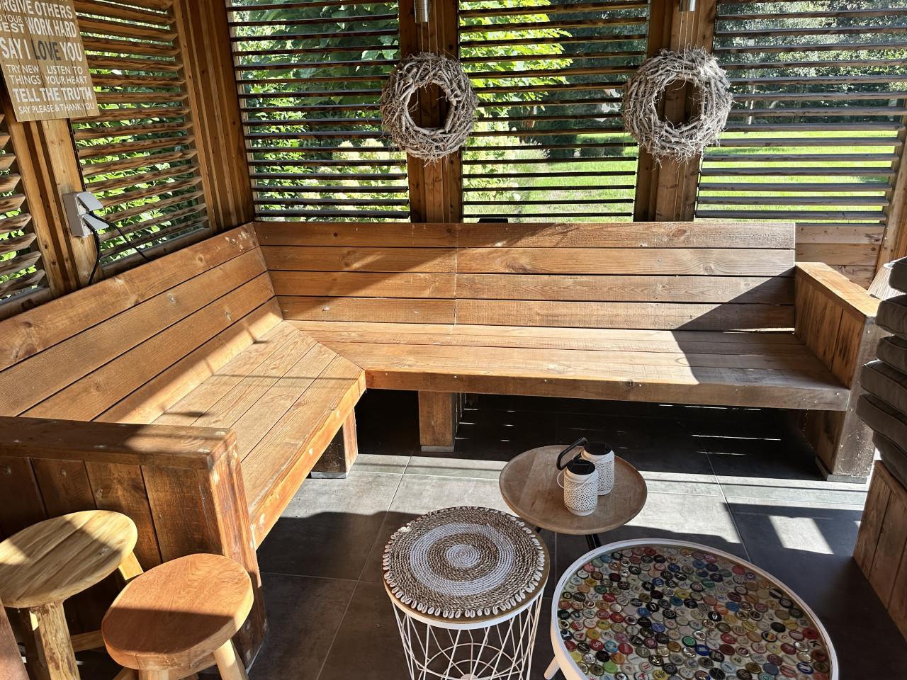 Steigerhouten loungebank + 2 hockers