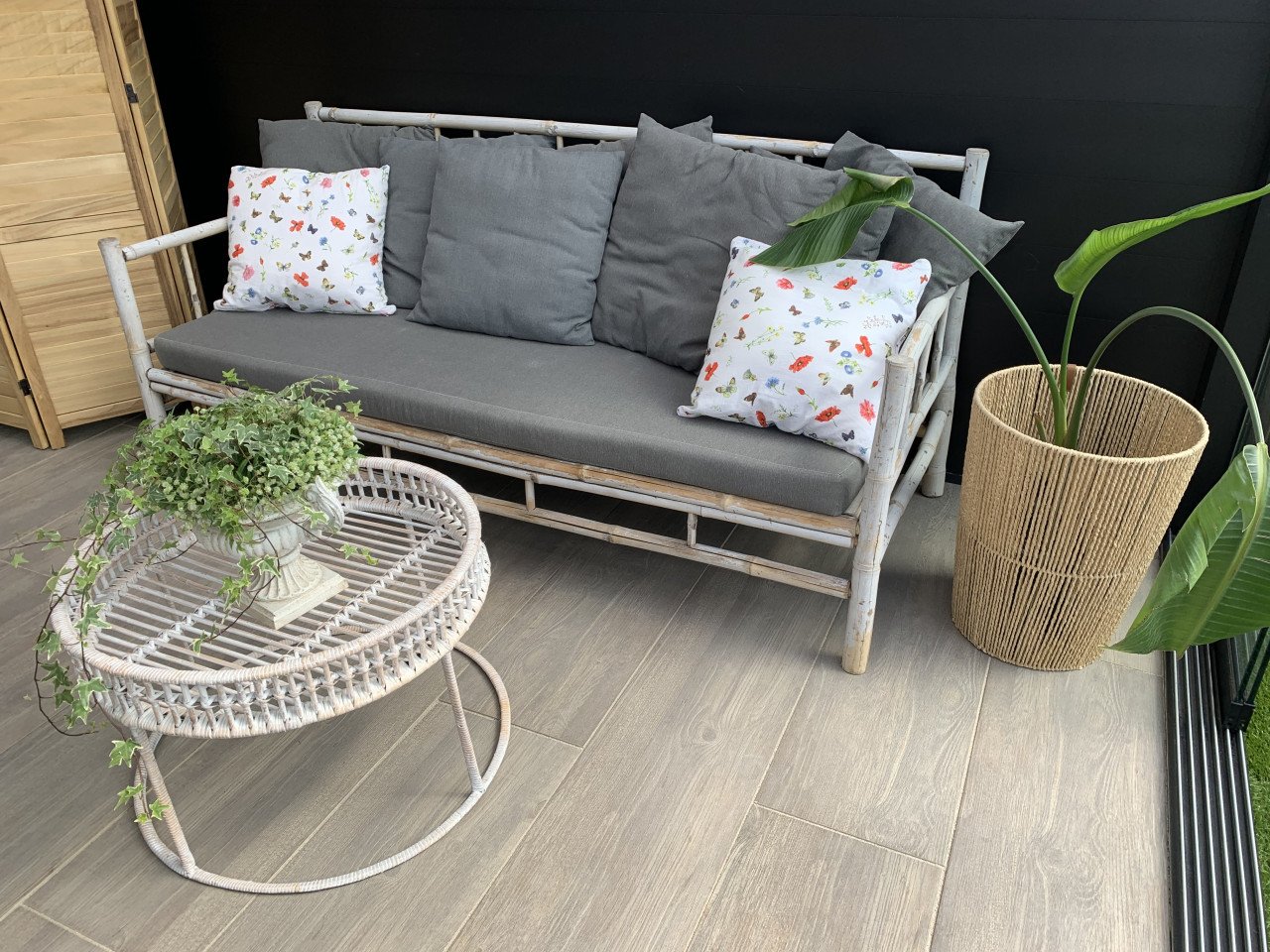 Loungebank en tafel van bamboe, met kussens.
