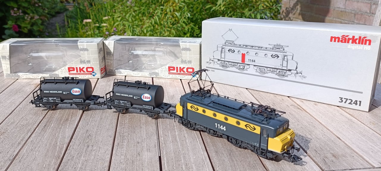 Märklin 37241, locomotief 1144 en 2x Piko 58084 ketelwagen NS