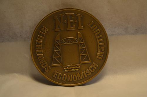 Bronzen penning Nederlands Economisch Instituut 1979