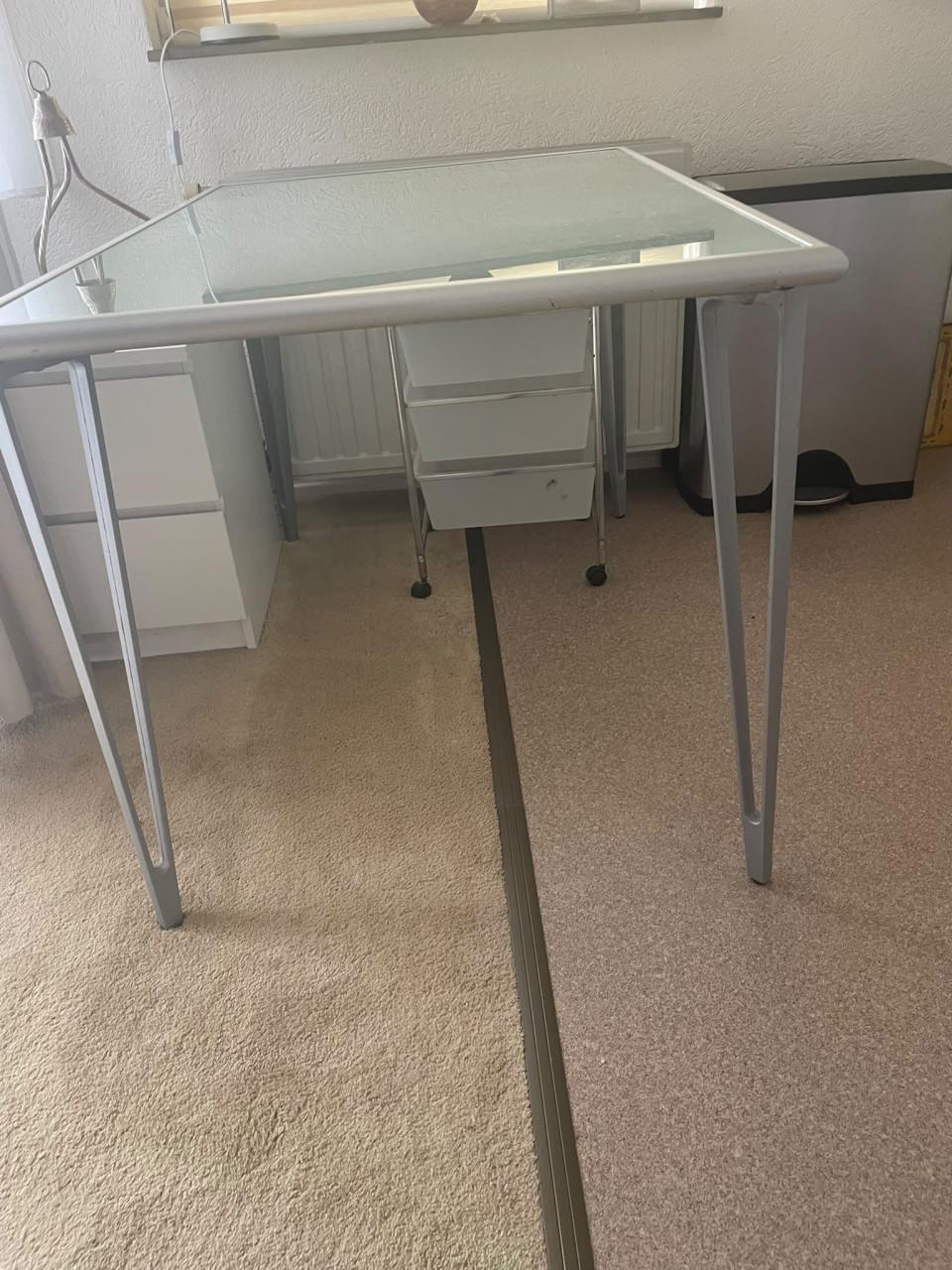 Moderne melkglazen eettafel met metalen frame