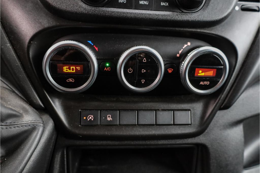 Iveco Daily 35s14v a8 2.3 3520l l2h2 automaat i trekhaak 3.5t i clima i cr.