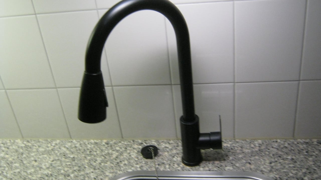 Keuken mengkraan met sla sproeier mat zwart 20 euro