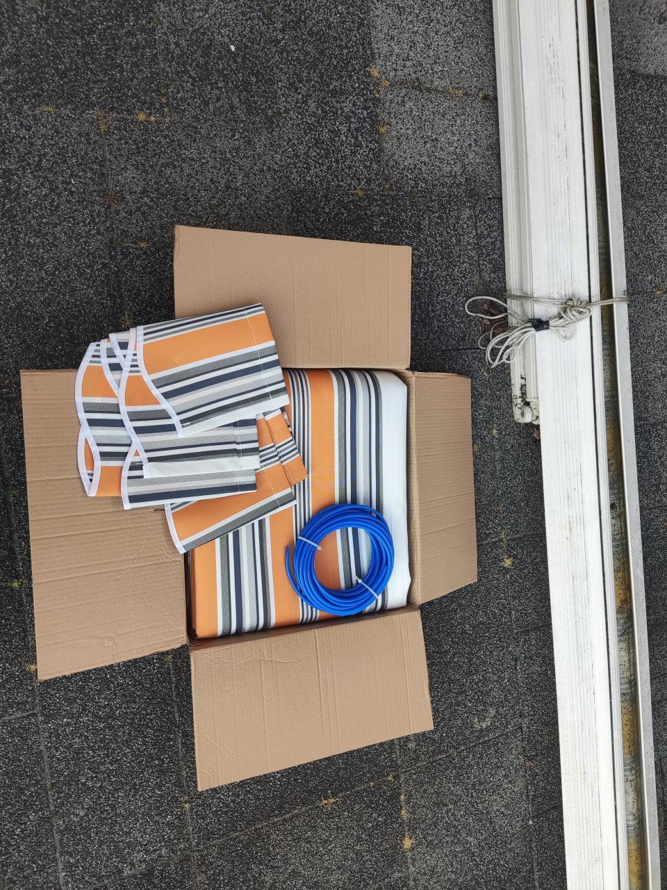 Witte knikarm zonnescherm met nieuw doek.