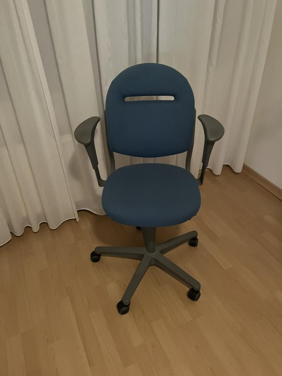 Bureaustoel+vierkant grijs tafeltje 55 cm vierkant samen €30,00
