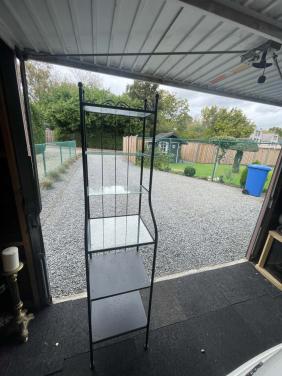Metalen rek met glasplaten en metalen platen