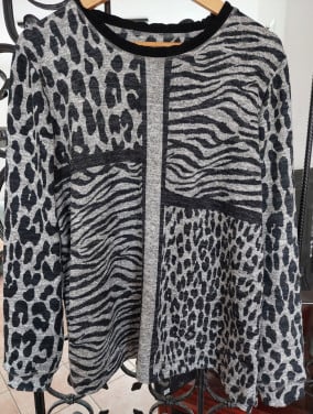 2 damestruien mt M panter/luipaardprint/ roze& grijs