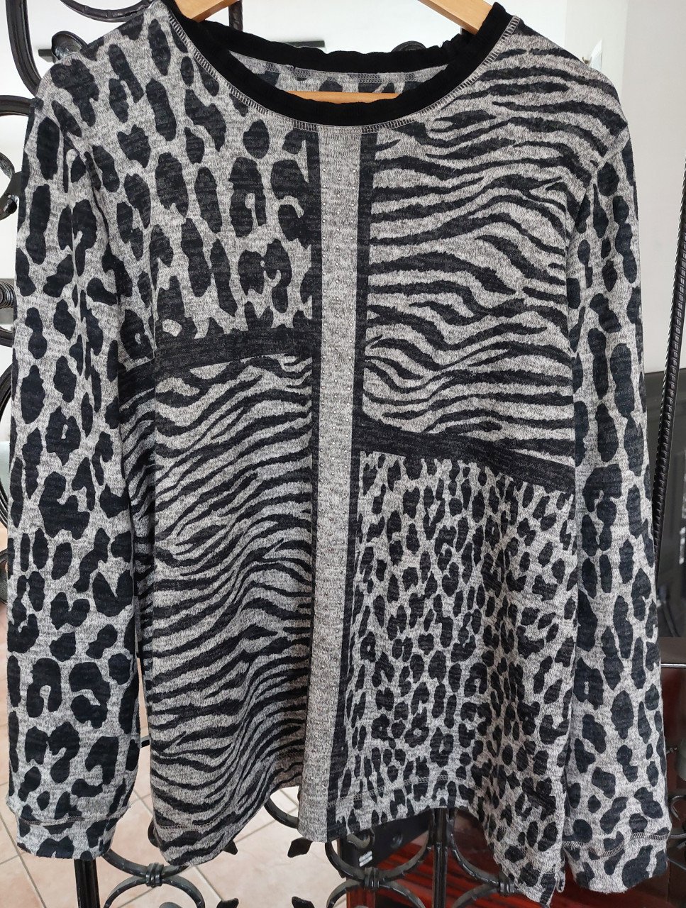2 damestruien mt M panter/luipaardprint/ roze& grijs