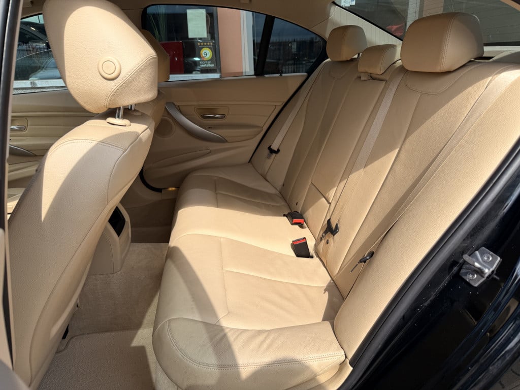 BMW 3-serie 320i high executive | navi | leder | 260pk | elect trekhaak |