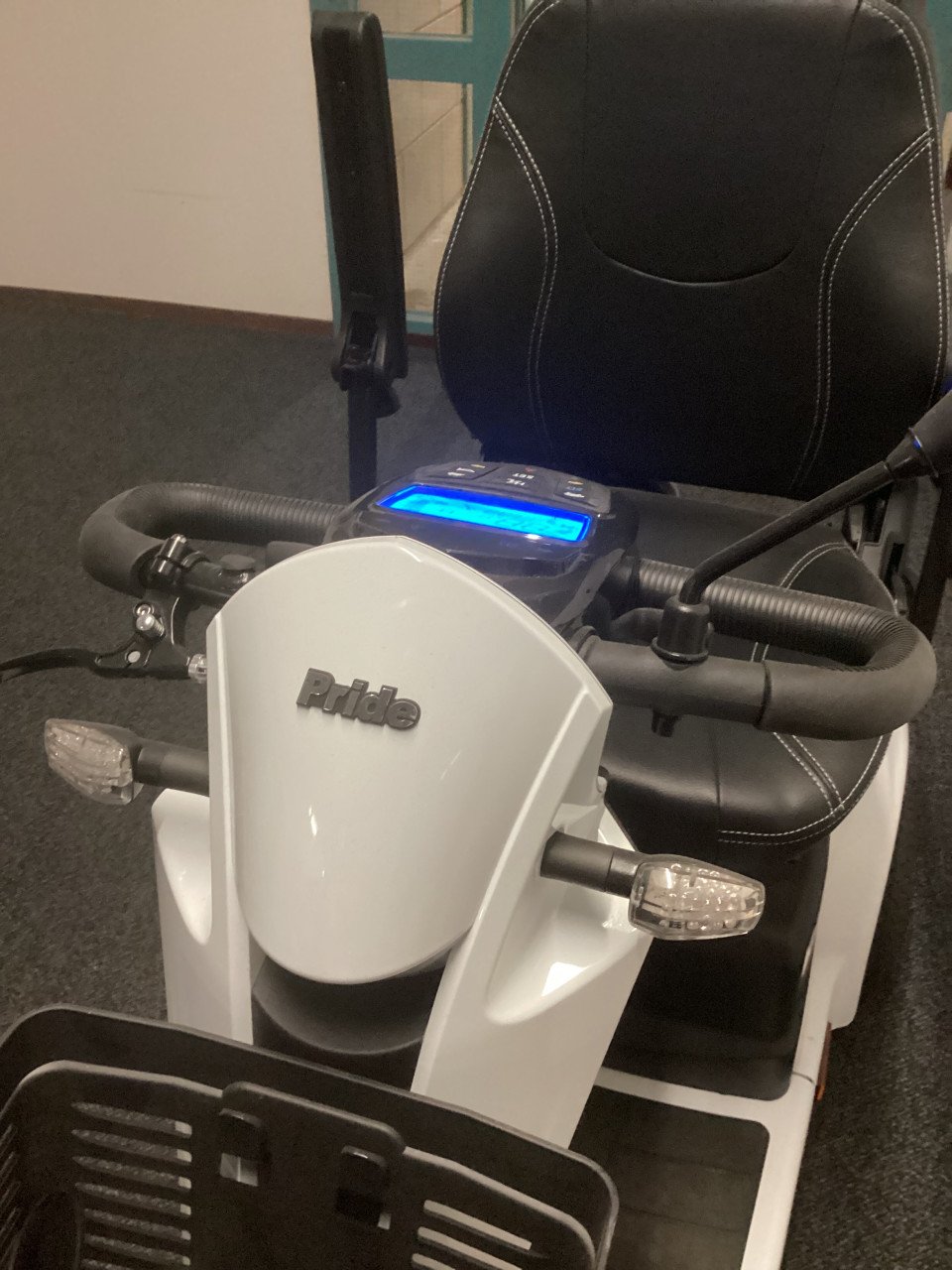 Nieuwe witte luxe scootmobiel