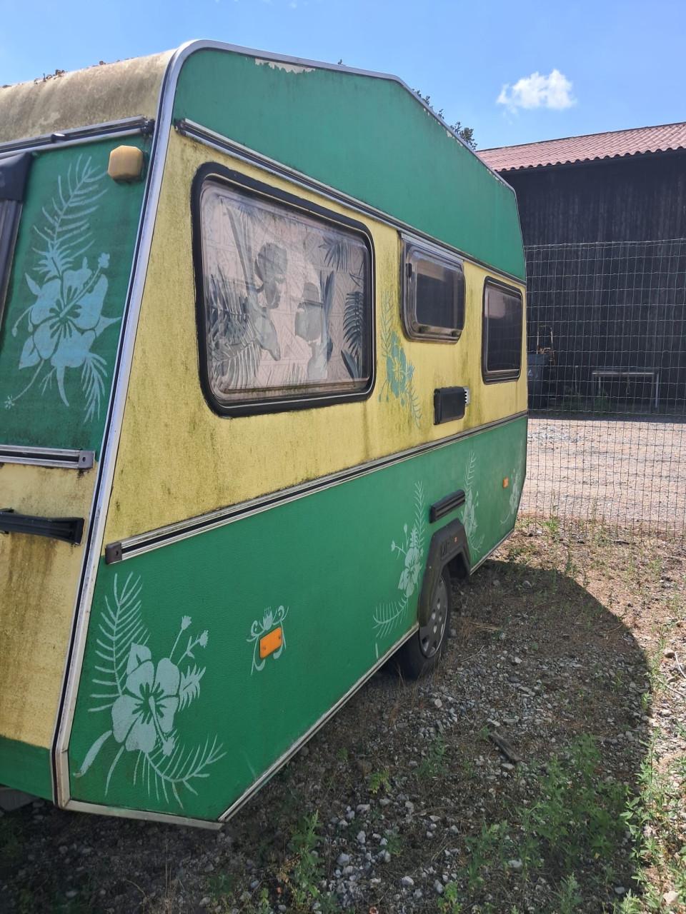 Unieke retro caravan, groen/geel, 4 slaapplaatsen.