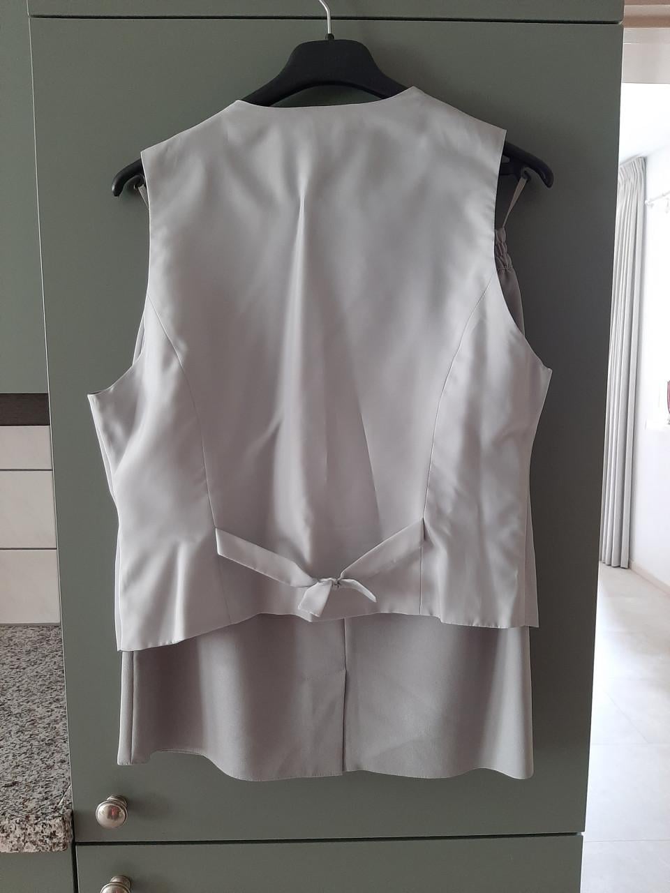 KOSTUUM - COLBERT / BROEK / ROK / GILET - LICHTGRIJS - MAAT 40 - IS NIEUW