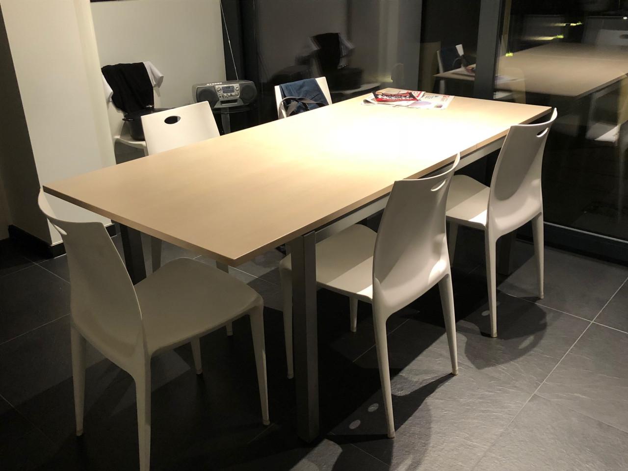 KEUKEN/EETKAMERTAFEL STOELEN (Stapelbaar)
