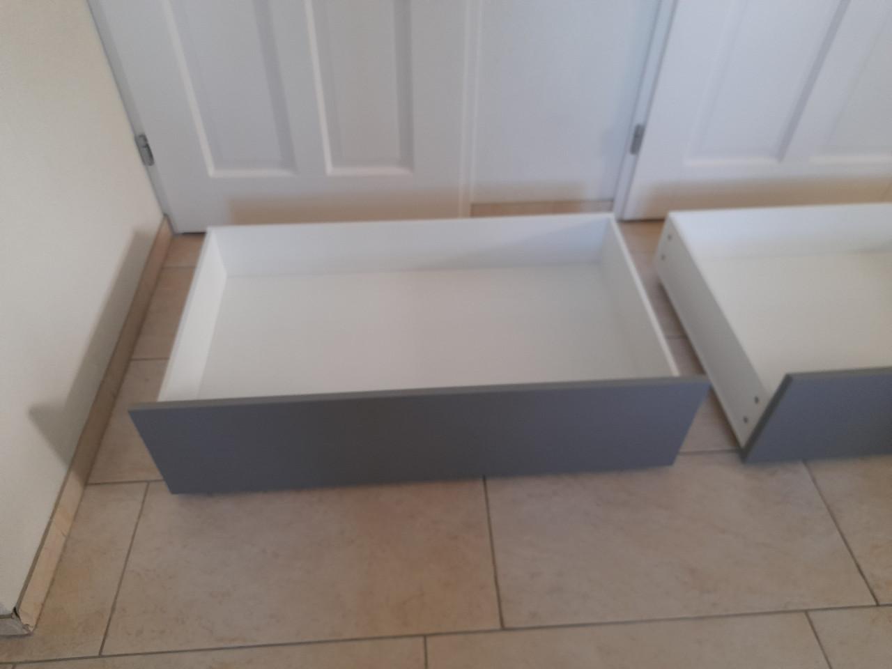 2 x Bedladen op wielen   (in goede nette staat)  €15 per stuk