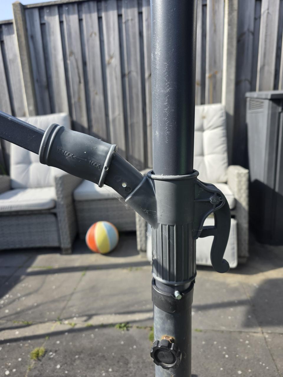 Zweefparasol 300 cm antraciet incl. hoes