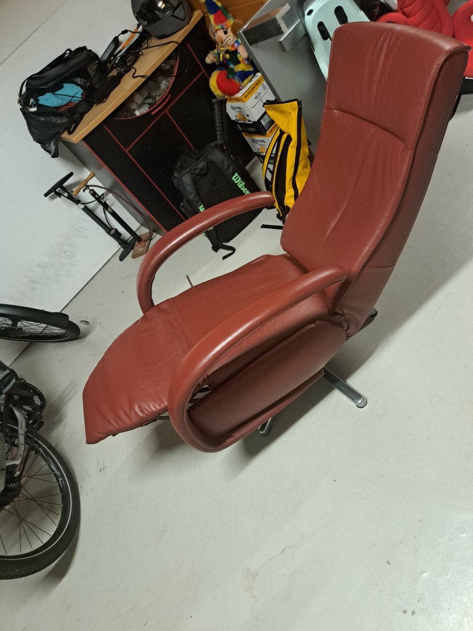 Te koop: relaxstoel rood leer handmatig te bedienen