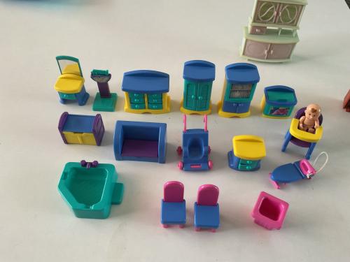 Poppenhuis meubeltjes.     Plastic.
