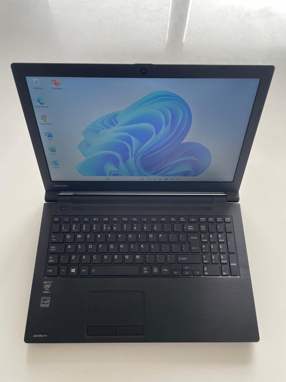 Toshiba 15.6 inch - met Windows 11, SSD, nieuwe accu & muis