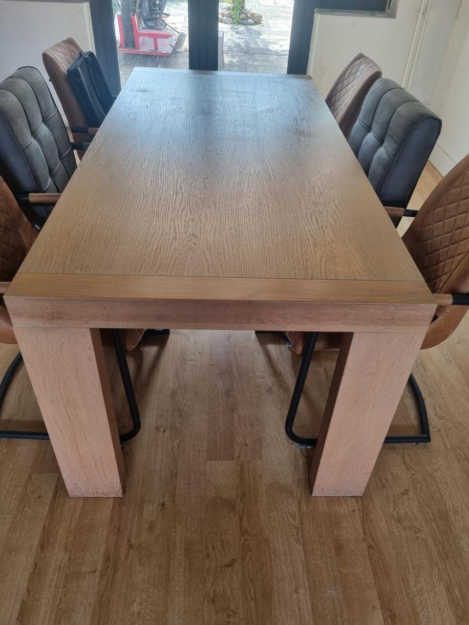 Lichte eettafel