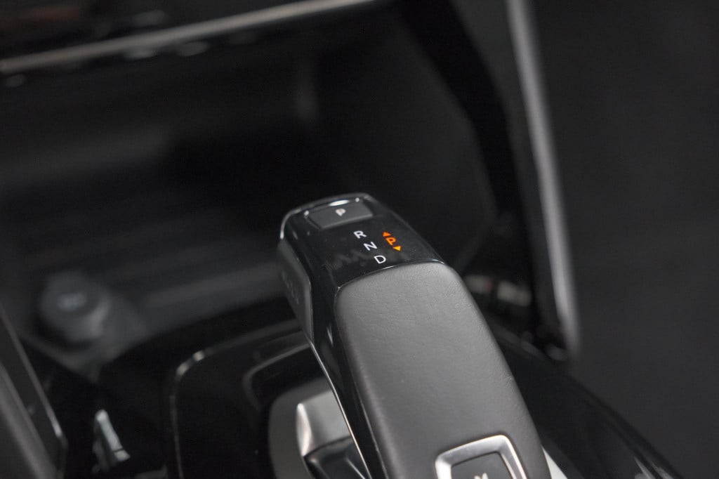 Peugeot 208 puretech 100 eat8 allure pack | camera | navigatie | apple carp