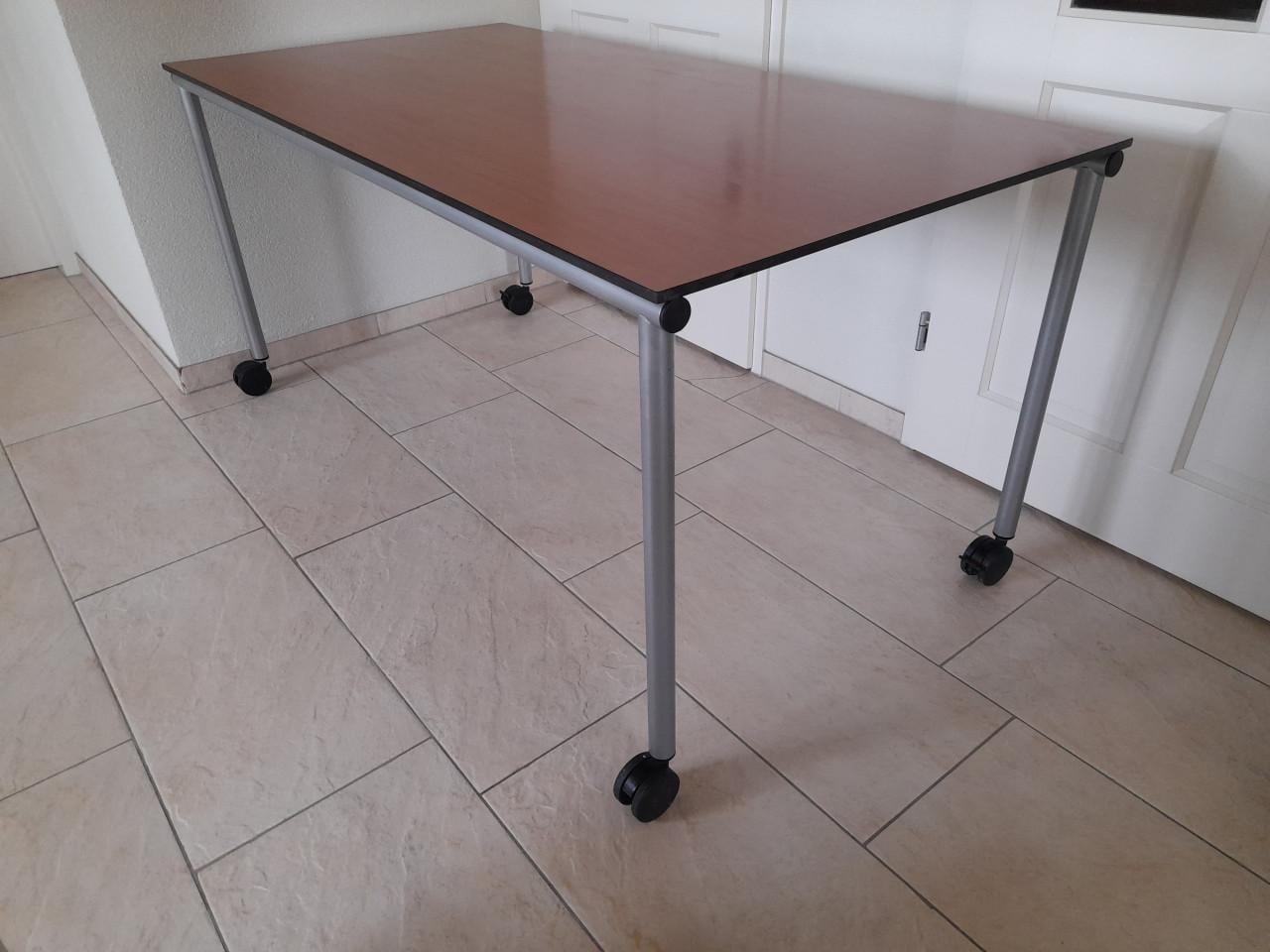 Verrijdbare Tafel / bureau  160 x 80 x 74H  ( in goede nette staat )