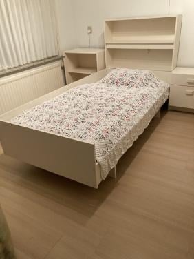 Kinderbed 1.90m + nachtkastje + matras