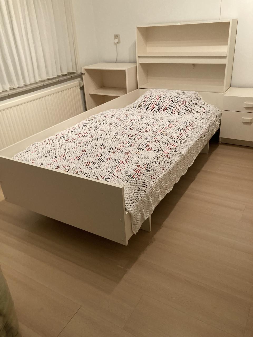 Kinderbed 1.90m + nachtkastje + matras