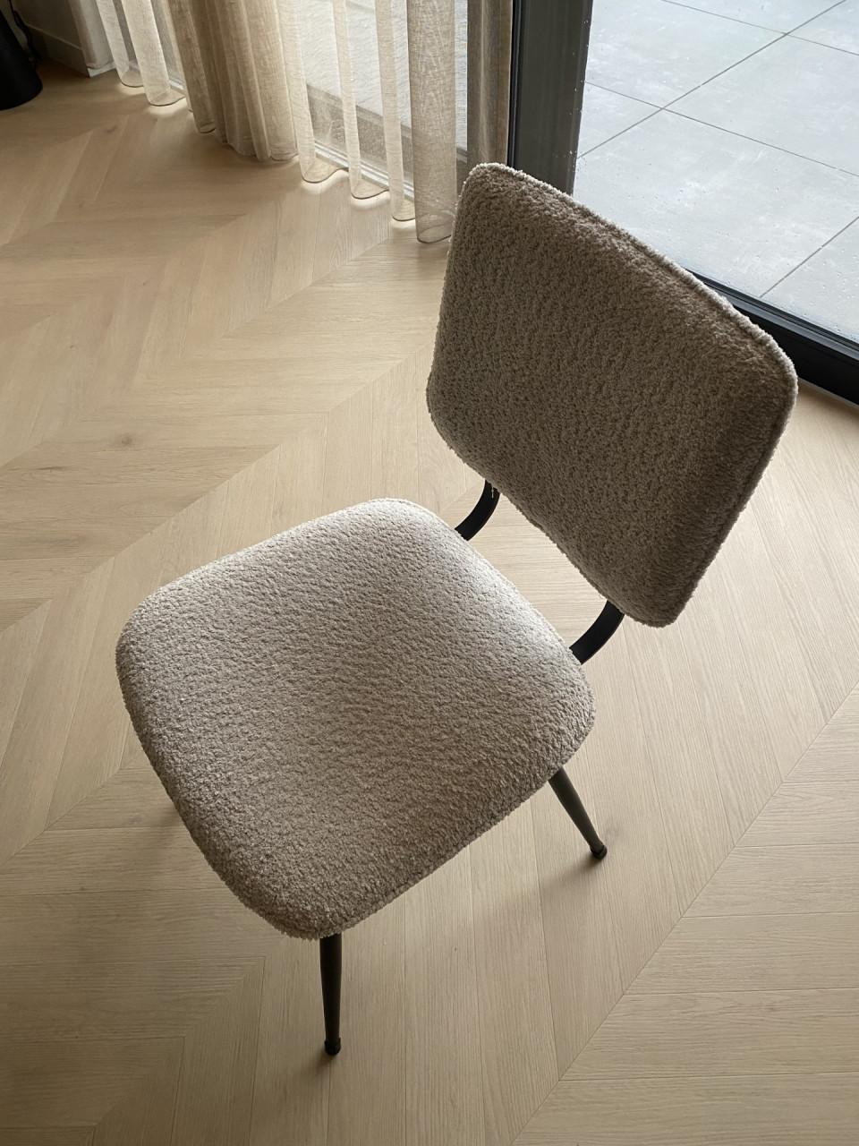 Organische hoekbank + poef + 5 eetkamerstoelen te koop!