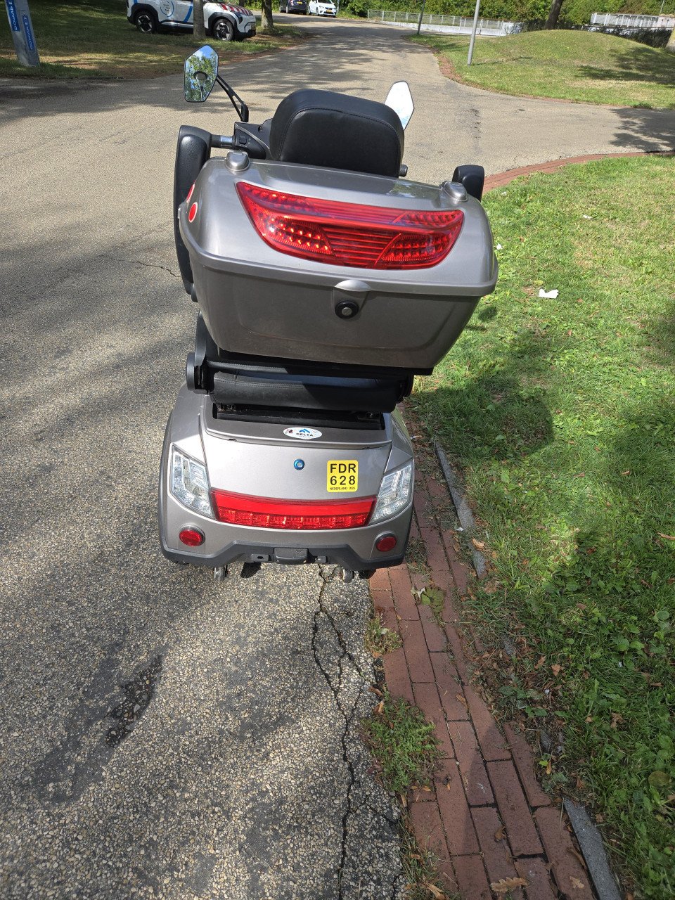 Nieuwstaat scootmobiel rijdt subliem