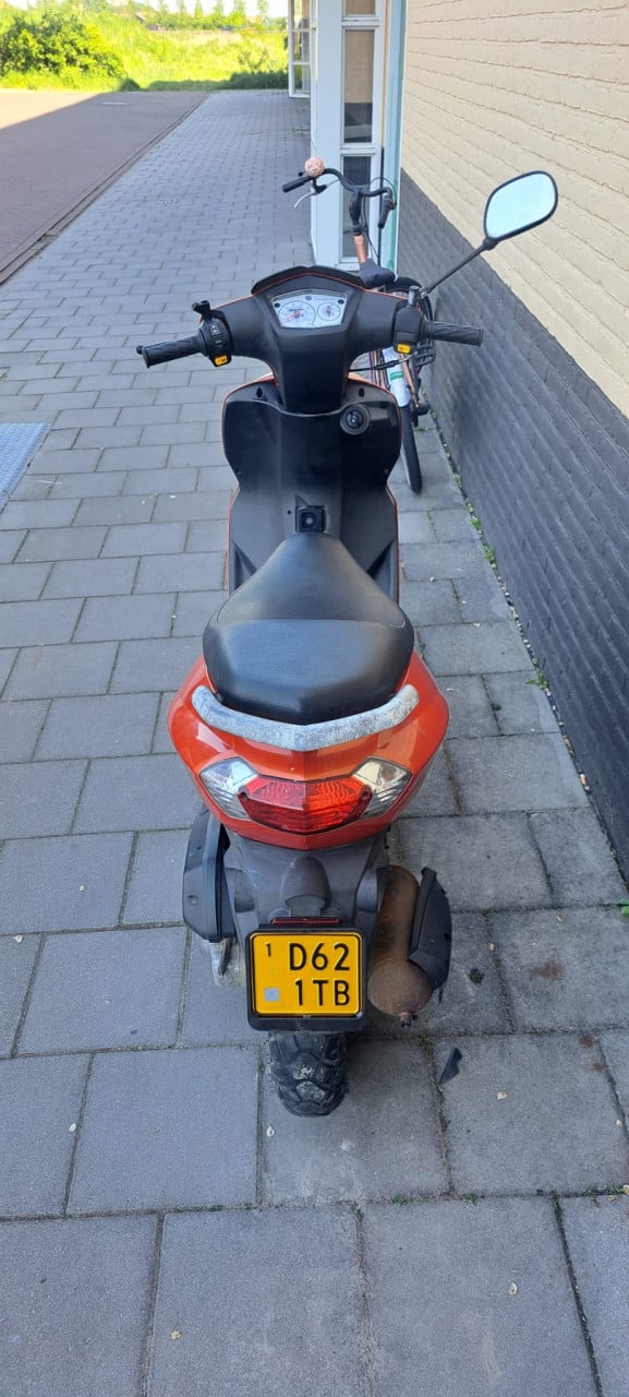 Scooter, peugeot kisbee (50cc geel kenteken)