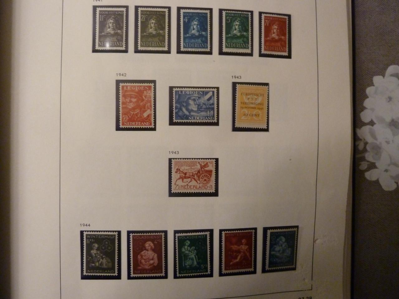 RUIM 700 POSTFRISSE ZEGELS IN LUXE DAVO ALBUM.