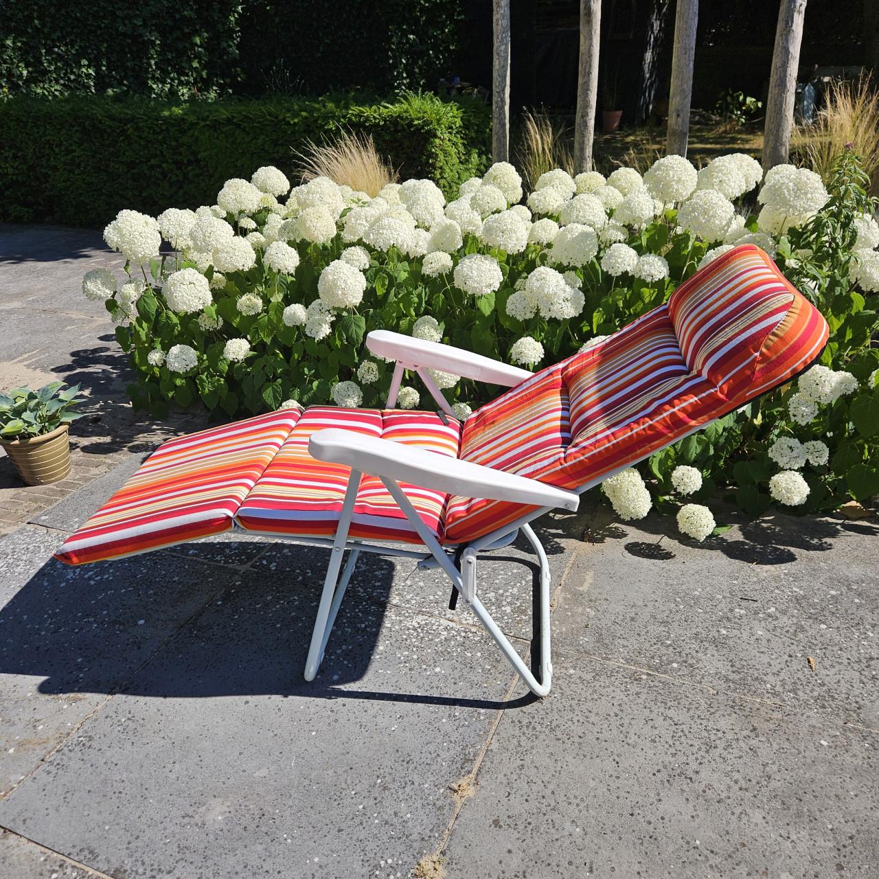 Tuinstoel met vrolijk kussen